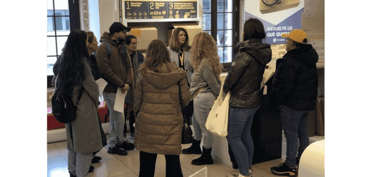 M Carmen Madrid, directora de la oficina principal de Correos de Málaga, con el alumnado