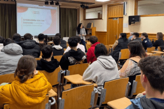 Voluntarios de Banco Santander imparten educación financiera en institutos de Galicia