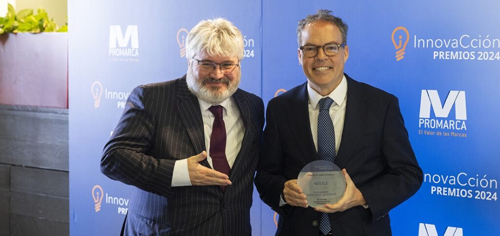 Jordi Llach, director general de Nestlé España (dcha.) recogió el galardón de la mano del subsecretario de Industria y Turismo y presidente de la Oficina Española de Patentes y Marcas, Pablo Garde (izq.)