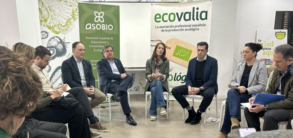 David Care, presidente de ASOBIO; Álvaro Barrera, presidente de ECOVALIA; Victoria Fernández-Armesto, representante de Casa Grande de Xanceda; y Carolina Girbés, representante de Herbolario Navarro, durante el desayuno informativo