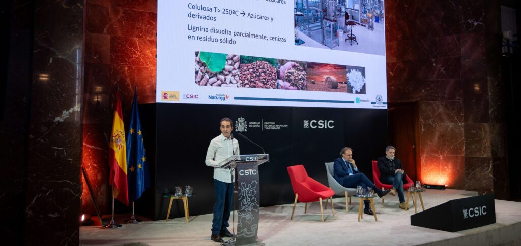 Angel Martín presentando los resultados de su proyecto de investigación CO₂UP