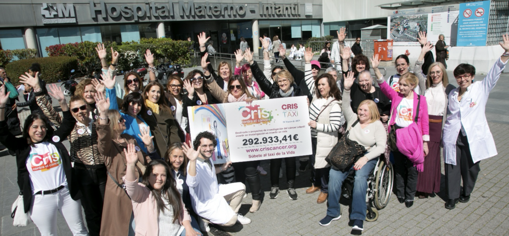 Acto de entrega del cheque solidario por 290.000€ de las mujeres taxistas - Imagen cedida por CRIS Contra el Cáncer