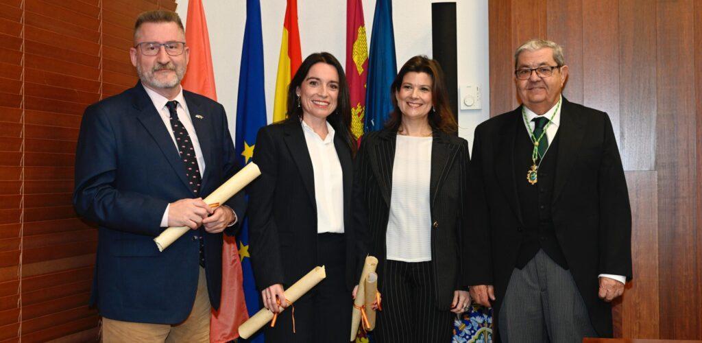 El presidente de la Academia de Ciencias Veterinarias de la Región de Murcia, Cándido Gutiérrez, Inmaculada Cánovas, directora general adjunta de Cefusa y dos de los galardonados: María Aparicio Arnay y Carlos Piñeiro Noguera