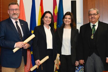 El presidente de la Academia de Ciencias Veterinarias de la Región de Murcia, Cándido Gutiérrez, Inmaculada Cánovas, directora general adjunta de Cefusa y dos de los galardonados: María Aparicio Arnay y Carlos Piñeiro Noguera