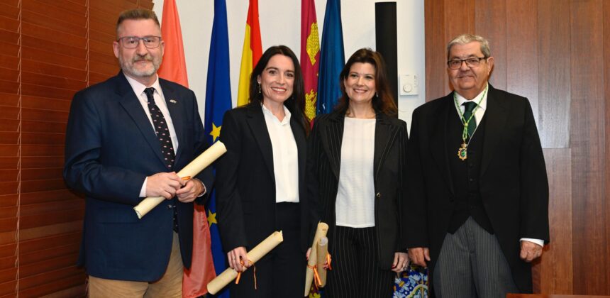 El presidente de la Academia de Ciencias Veterinarias de la Región de Murcia, Cándido Gutiérrez, Inmaculada Cánovas, directora general adjunta de Cefusa y dos de los galardonados: María Aparicio Arnay y Carlos Piñeiro Noguera