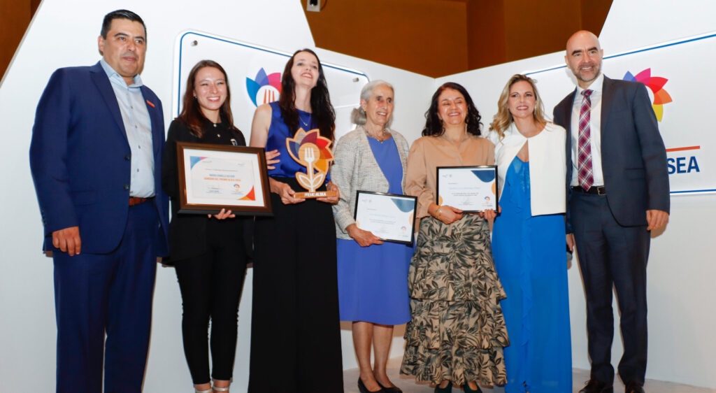 Mario Valdez, Micaela Natalia, MAria Daniela Degago, Ana Bertha, Sandra Restrepo, Ivone Madrid, Emilio Martínez