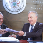 El rector de la Universidad de Valladolid (Uva), Antonio Largo Cabrerizo, y el presidente de Santander Universidades, Matías Rodríguez Inciarte