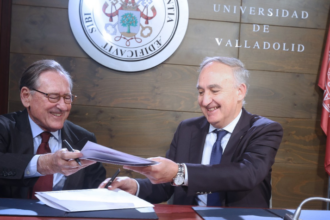 El rector de la Universidad de Valladolid (Uva), Antonio Largo Cabrerizo, y el presidente de Santander Universidades, Matías Rodríguez Inciarte