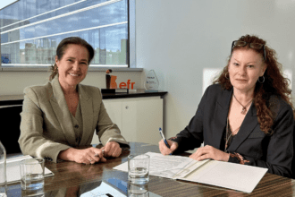 Carmen Rodríguez, directora de Personas y Cultura de Aqualia, junto a María Gómez del Pozuelo, CEO de Womenalia