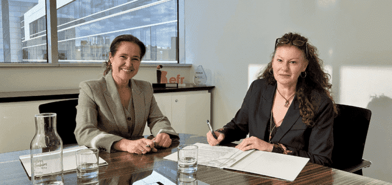 Carmen Rodríguez, directora de Personas y Cultura de Aqualia, junto a María Gómez del Pozuelo, CEO de Womenalia