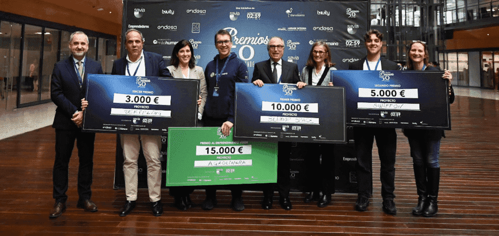 De izq. a dcha.: Fernando Lallana, director de los Premios +50 Emprende, Rodrigo Garcia (ganador del tercer premio, Beatriz Sánchez directora general de Fundación máshumano, Juan Gutiérrez, ganador del Premio al Emprendimiento Verde, Eduardo Ferrer ganador de la VI edición de los Premios +50 Emprende, María Malaxechevarría, directora general de Fundación Endesa y de Sostenibilidad de Endesa, y Dylan Jones, quien ha recogido el premio ennombre de Delphine Hatsadourian, ganadora del segundo premio.