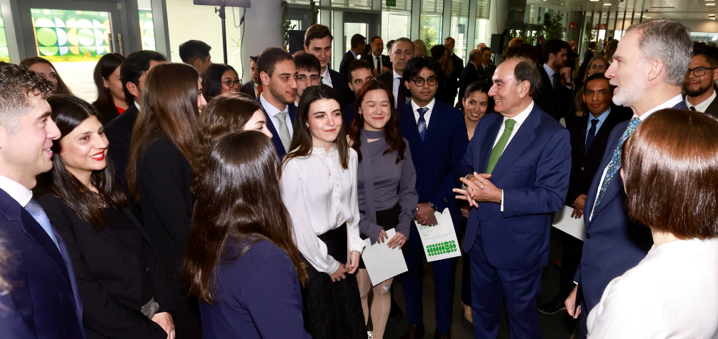 Su Majestad y el presidente de Iberdrola junto a los becados