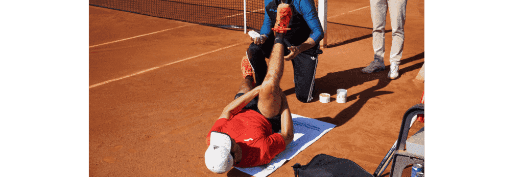 Un fisioterapeuta de Ribera IMSKE atiende a un deportista en torneo internacional del Español de tenis