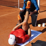 Un fisioterapeuta de Ribera IMSKE atiende a un deportista en torneo internacional del Español de tenis