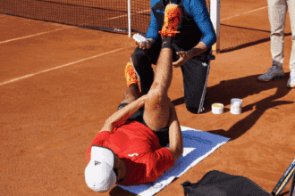 Un fisioterapeuta de Ribera IMSKE atiende a un deportista en torneo internacional del Español de tenis