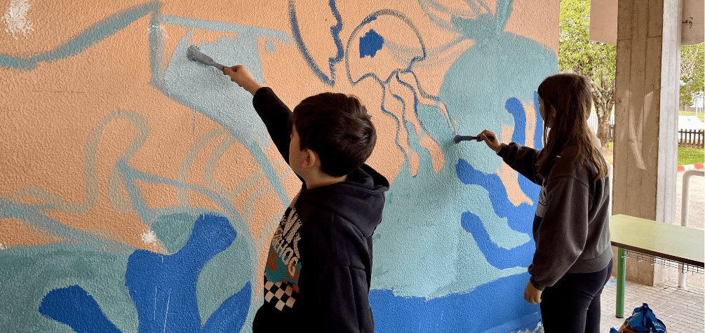 «Plantando árboles con pinceles»