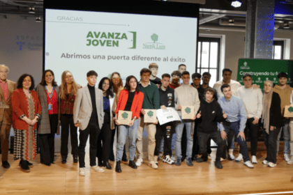 Finalistas de los premios con el equipo de la Fundación Nantik Lum