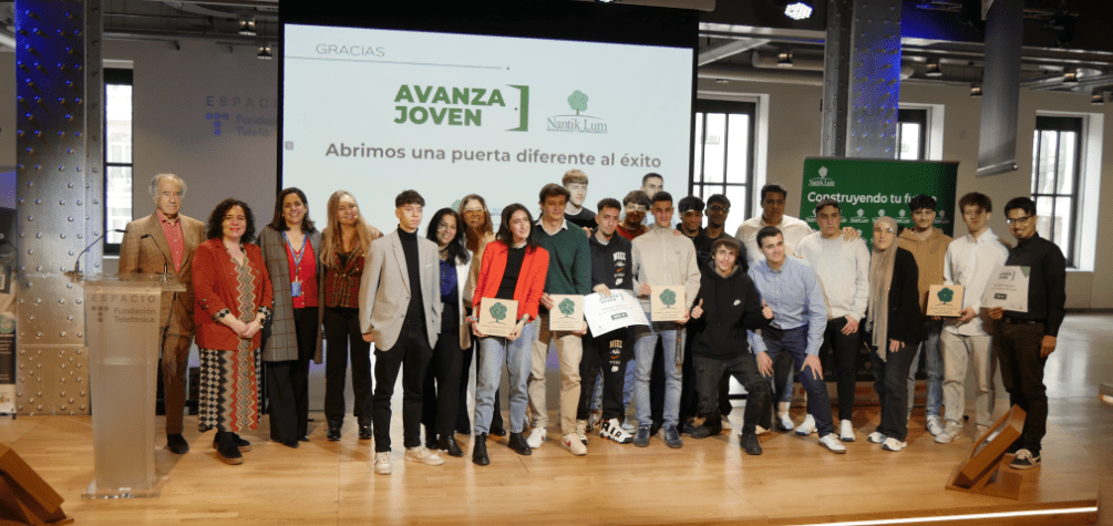 Finalistas de los premios con el equipo de la Fundación Nantik Lum