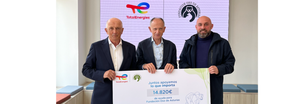 Nicanor Fernández, presidente de la Fundación Oso de Asturias; Javier Sáenz de Jubera, presidente de TotalEnergies Electricidad y Gas Pepín Tuñón Huerta, director de la Fundación Oso de Asturias