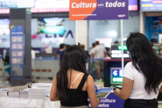 BCP incentiva la lectura entregando gratuitamente más de 1,800 libros sobre la historia y cultura del Perú en el Terminal Terrestre Plaza Norte