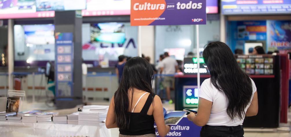 BCP incentiva la lectura entregando gratuitamente más de 1,800 libros sobre la historia y cultura del Perú en el Terminal Terrestre Plaza Norte