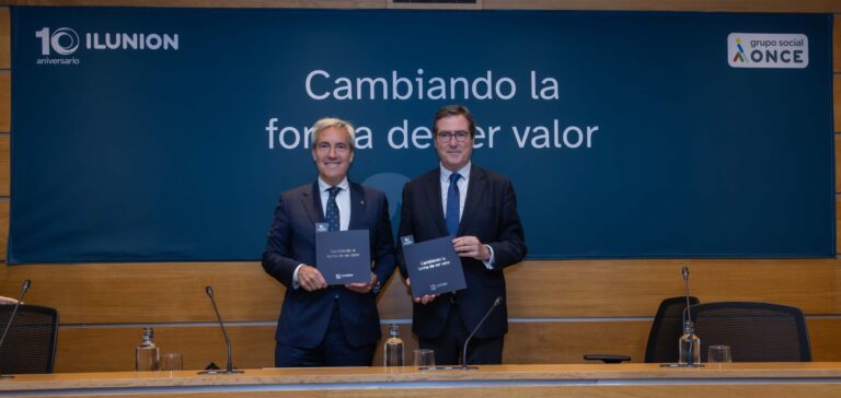 El presidente de la patronal, Antonio Garamendi y el consejero delegado de ILUNION, Alejandro Oñoro durante la presentación del libro - ILUNION
