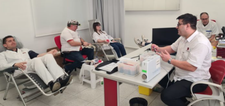 Trabajadores de El Pozo Alimentación donando sangre