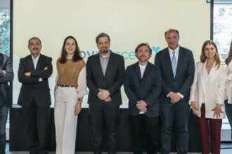 Mesa de diálogo el pasado jueves 22 de mayo en la sede de Glovo (de izq a derecha: Pablo Aledo, Director de Fundación Altius, Francisco Greciano, Director de FESBAL, Ana Benavides, Directora General de Fundación Lealtad, Ricardo Martín, Director General de Corresponsables, Sacha Michaud, Cofundador de Glovo, Pablo Gómez-Tavira, Viceconsejero de Familia, Juventud y Asuntos Sociales, Tania Quintero, CEO de Worldcoo y Patricia Higueras, Responsable de Impacto Social para el Sudoeste de Europa (SWE) y Polonia)
