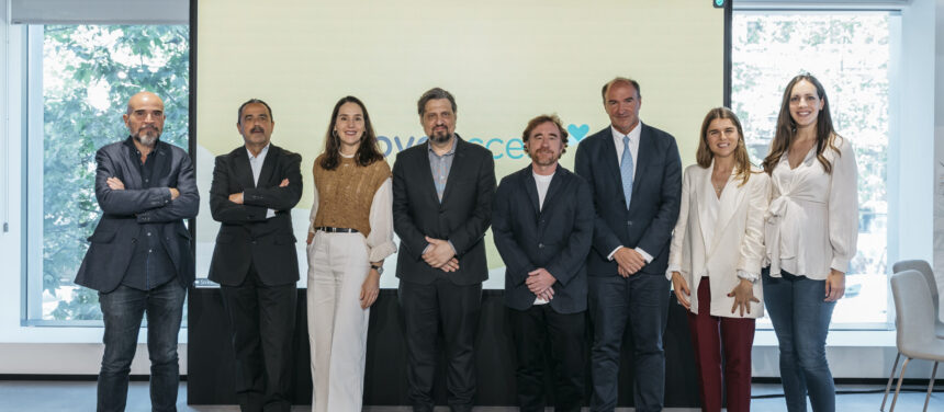 Mesa de diálogo el pasado jueves 22 de mayo en la sede de Glovo (de izq a derecha: Pablo Aledo, Director de Fundación Altius, Francisco Greciano, Director de FESBAL, Ana Benavides, Directora General de Fundación Lealtad, Ricardo Martín, Director General de Corresponsables, Sacha Michaud, Cofundador de Glovo, Pablo Gómez-Tavira, Viceconsejero de Familia, Juventud y Asuntos Sociales, Tania Quintero, CEO de Worldcoo y Patricia Higueras, Responsable de Impacto Social para el Sudoeste de Europa (SWE) y Polonia)