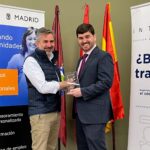 Acto de reconocimiento a la Agencia para el Empleo del Ayuntamiento de Madrid. A la izquierda, Pepe Aniorte, gerente del organismo madrileño, junto a Sergio Berlana, gerente de Interiores y Mantenimiento de Integra CEE en la zona centro