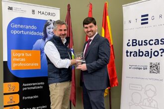Acto de reconocimiento a la Agencia para el Empleo del Ayuntamiento de Madrid. A la izquierda, Pepe Aniorte, gerente del organismo madrileño, junto a Sergio Berlana, gerente de Interiores y Mantenimiento de Integra CEE en la zona centro
