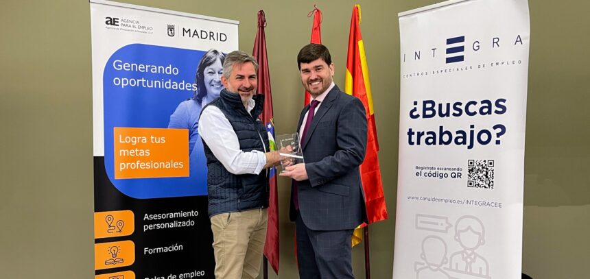 Acto de reconocimiento a la Agencia para el Empleo del Ayuntamiento de Madrid. A la izquierda, Pepe Aniorte, gerente del organismo madrileño, junto a Sergio Berlana, gerente de Interiores y Mantenimiento de Integra CEE en la zona centro
