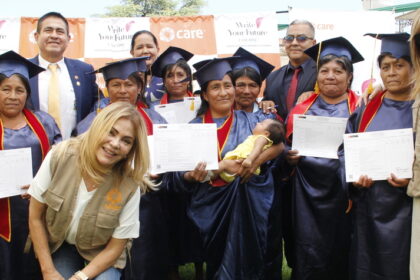 Más de 200 mujeres culminan su alfabetización en Piura gracias a CARE Perú y Lancôme: una celebración de esperanza y transformación
