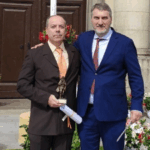 Personal del departamento de Seguridad de Correos recibiendo el reconocimiento por parte de la Guardia Civil