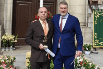 Personal del departamento de Seguridad de Correos recibiendo el reconocimiento por parte de la Guardia Civil