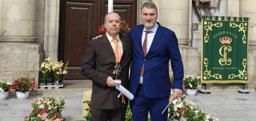 Personal del departamento de Seguridad de Correos recibiendo el reconocimiento por parte de la Guardia Civil