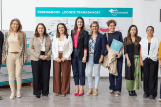 Personal y directivos de CE/R+S y Farmamundi en un encuentro en la sede de Paterna de Farmamundi