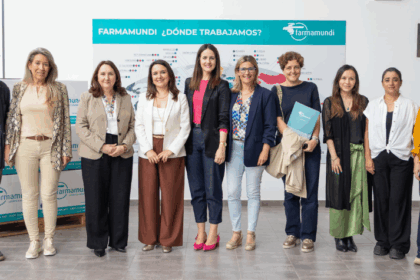 Personal y directivos de CE/R+S y Farmamundi en un encuentro en la sede de Paterna de Farmamundi