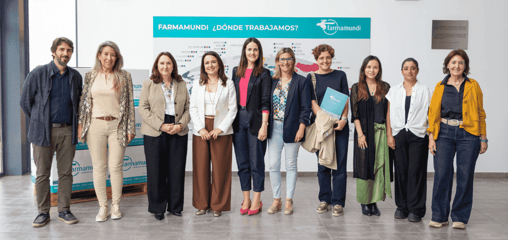 Personal y directivos de CE/R+S y Farmamundi en un encuentro en la sede de Paterna de Farmamundi