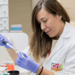 Investigadora de CRIS Contra el Cáncer en el laboratorio