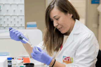 Investigadora de CRIS Contra el Cáncer en el laboratorio