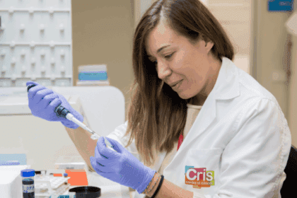 Investigadora de CRIS Contra el Cáncer en el laboratorio