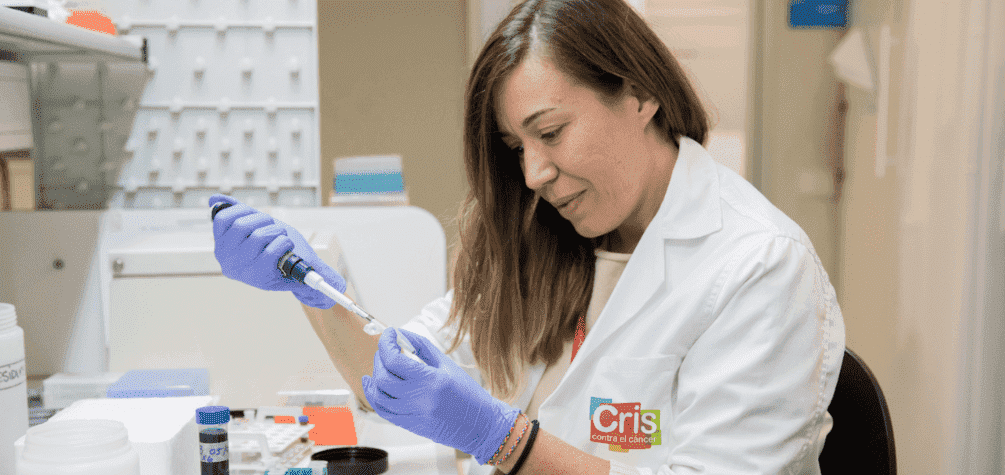 Investigadora de CRIS Contra el Cáncer en el laboratorio