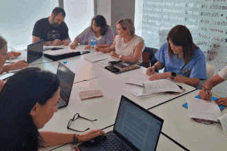 La dirección y la representación legal de las personas trabajadoras del centro firmando un acuerdo unánime para reforzar su compromiso con la igualdad y la conciliación laboral