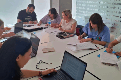 La dirección y la representación legal de las personas trabajadoras del centro firmando un acuerdo unánime para reforzar su compromiso con la igualdad y la conciliación laboral