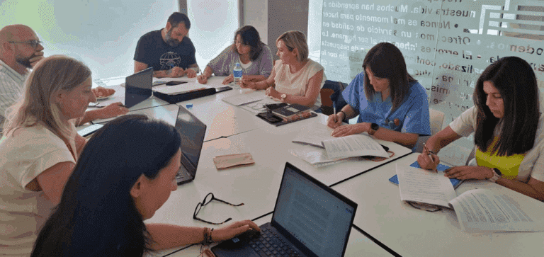 La dirección y la representación legal de las personas trabajadoras del centro firmando un acuerdo unánime para reforzar su compromiso con la igualdad y la conciliación laboral