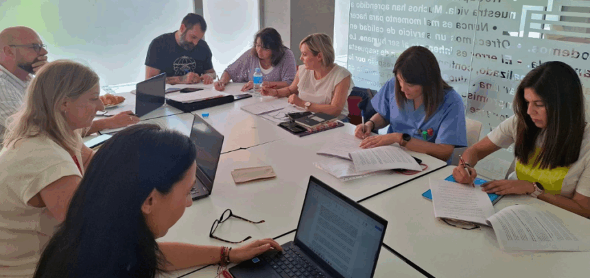 La dirección y la representación legal de las personas trabajadoras del centro firmando un acuerdo unánime para reforzar su compromiso con la igualdad y la conciliación laboral