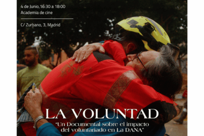 Bombero abraza a un afectado por la DANA