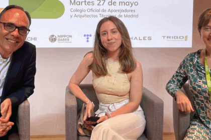 José Miguel Tudela, presidente de la Comunidad de RSE y Begoña Beltrán, presidenta de la Comunidad de Medio Ambiente de la AEC