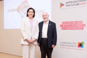 María Luisa Martínez Gistau (presidenta Corporate Excellence y directora de Comunicación y Relaciones Institucionales de CaixaBank) y Ángel Alloza (Corporate Excellence)